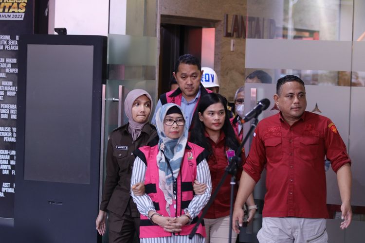 Dua dari empat tersangka korupsi tata niaga emas PT Antam menggunakan rompi tahanan keluar dari ruang pemeriksaan Kejaksaan Agung, Jakarta
