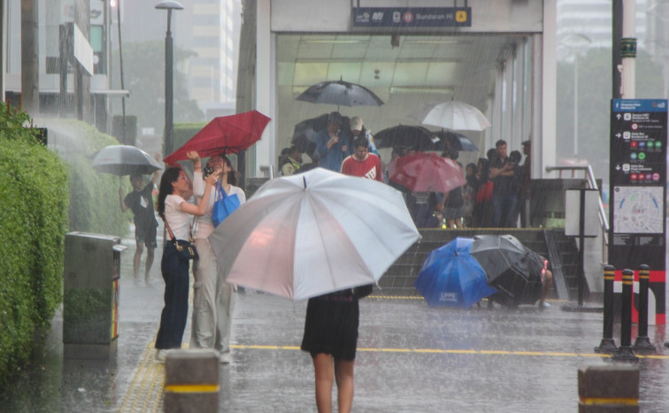 DKI diperkirakan hujan ringan hingga petir pada Minggu siang