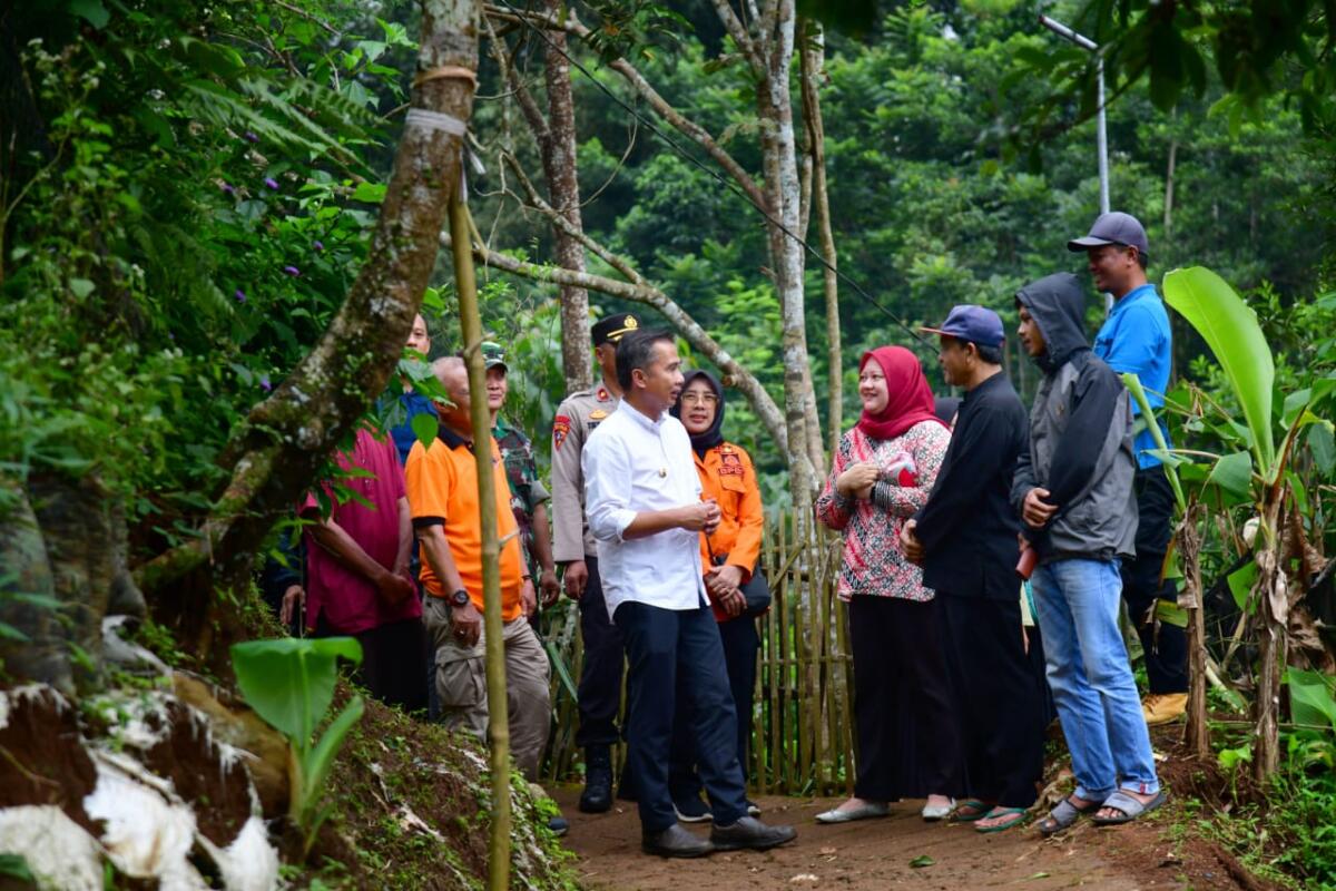Tinjau Lokasi Bencana Longsor Tasikmalaya, Bey Pastikan Penanganan Berjalan Optimal