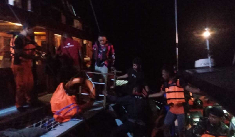 Basarnas evakuasi empat orang kecelakaan kapal di Perairan Wakatobi