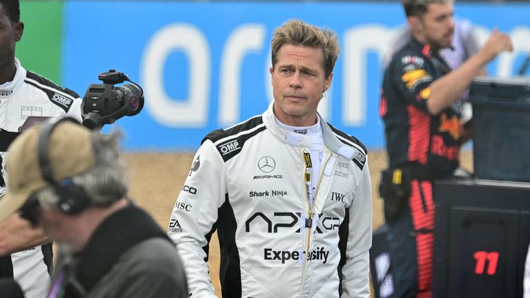 Brad Pitt kembali lanjutkan syuting film "F1" di lintasan balap