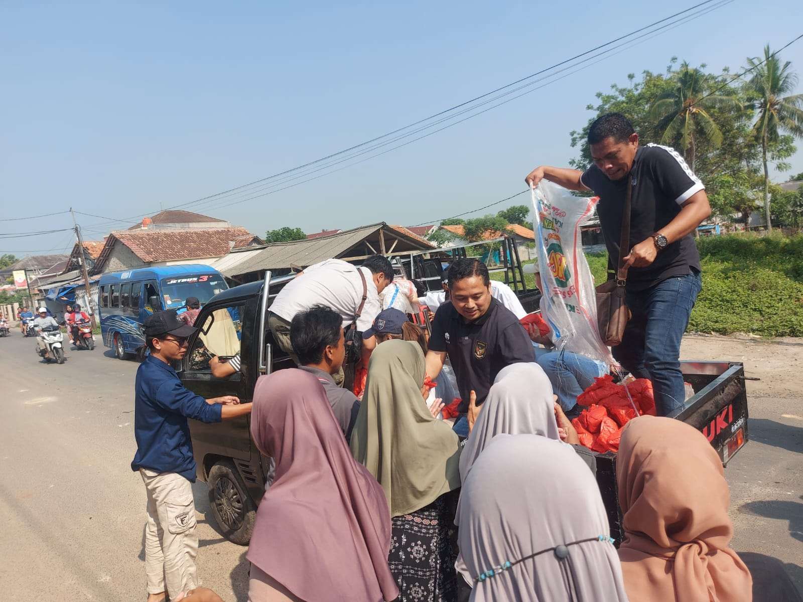 Daya Beli Anjlok, Beras Panen Lokal Dibagikan Gratis