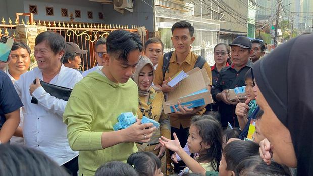 Gibran Bareng Raffi Ahmad Blusukan di Jaksel, Bagikan Buku dan Susu Gratis