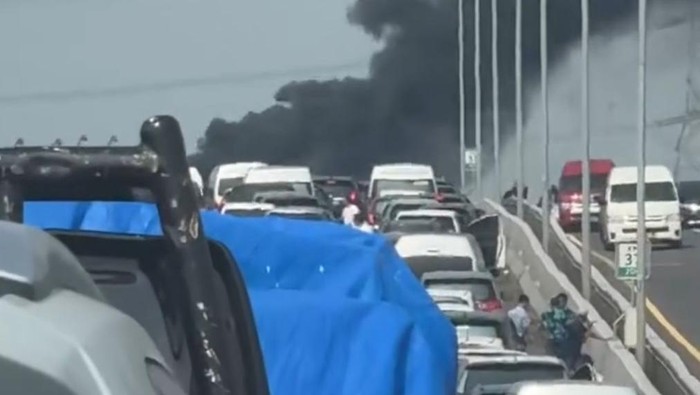 Mobil Terbakar di Tol MBZ Km 37 Arah Cikampek Dievakuasi, Lalin Mascet