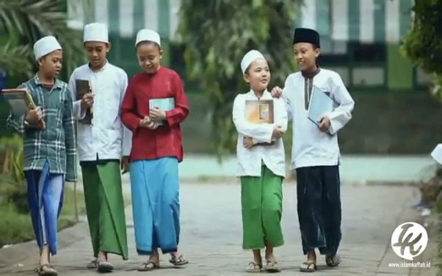 Khutbah Jumat: Merawat Anak sebagai Nikmat dan Amanat