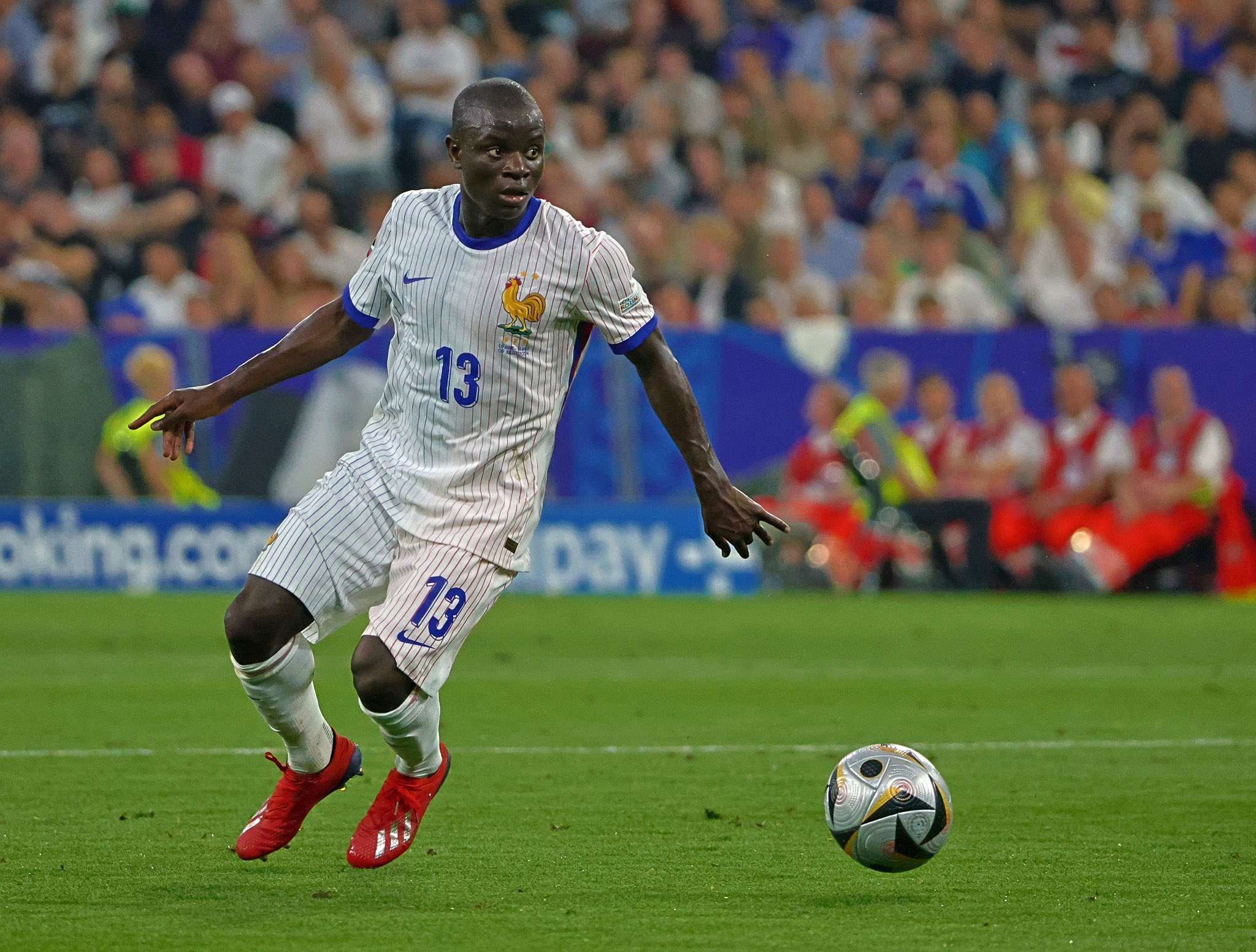 Didekati West Ham, Kante Berpeluang Kembali ke Inggris