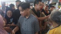 Blusukan ke Pasar Semarang, Gibran Tanya Harga Minyak dan Bagikan Susu-Buku