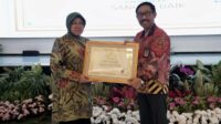 1000082143 Mensos Risma terima penghargaan penerapan sistem merit sangat baik