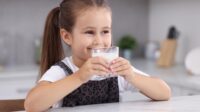 Susu cair disarankan bila orang tua beri susu sapi olahan kepada anak