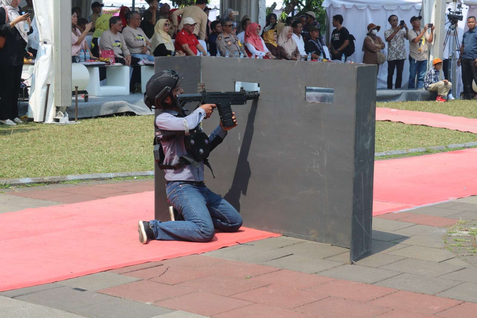 Salah seorang peserta melakukan simulasi menembak dalam acara LIVE: PUBG pada TMMD ke-121 di Depok 