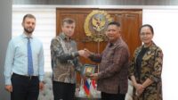 Anggota_BKSAP_DPR_RI_Dipo_Nusantara_Pua_Upa_saat_bertukar_cenderamata_usai_menerima_kunjungan_Duta_B20240815150304 Jalin Hubungan Diplomatik RI dengan Rusia