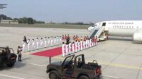 Duplikat bendera pusaka dan teks proklamasi tiba di Jakarta dari IKN