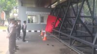 Massa pengunjuk rasa berupaya dobrak gerbang belakang gedung DPR
