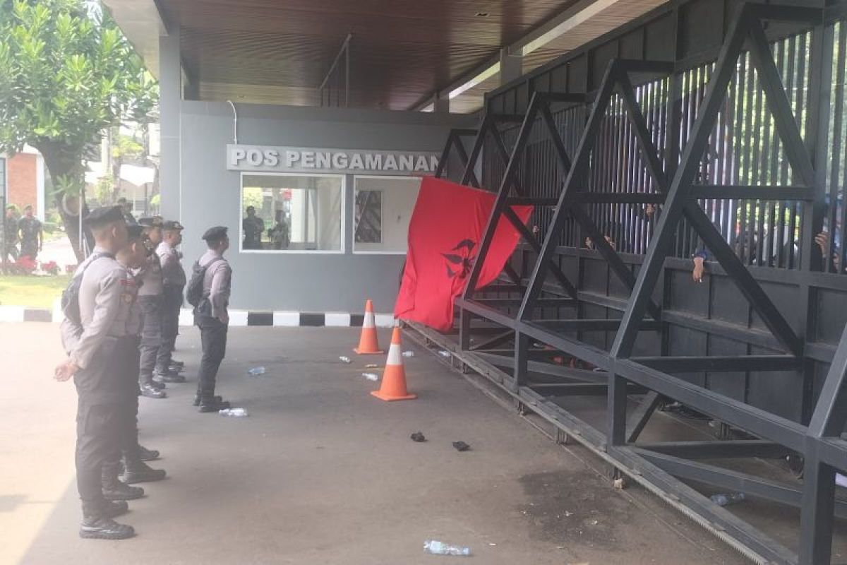 Massa pengunjuk rasa berupaya dobrak gerbang belakang gedung DPR