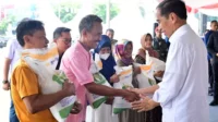 Jokowi-Salurkan-Bansos-Beras-844110779 Bulog kembali salurkan bantuan beras 10 kg guna kendalikan inflasi