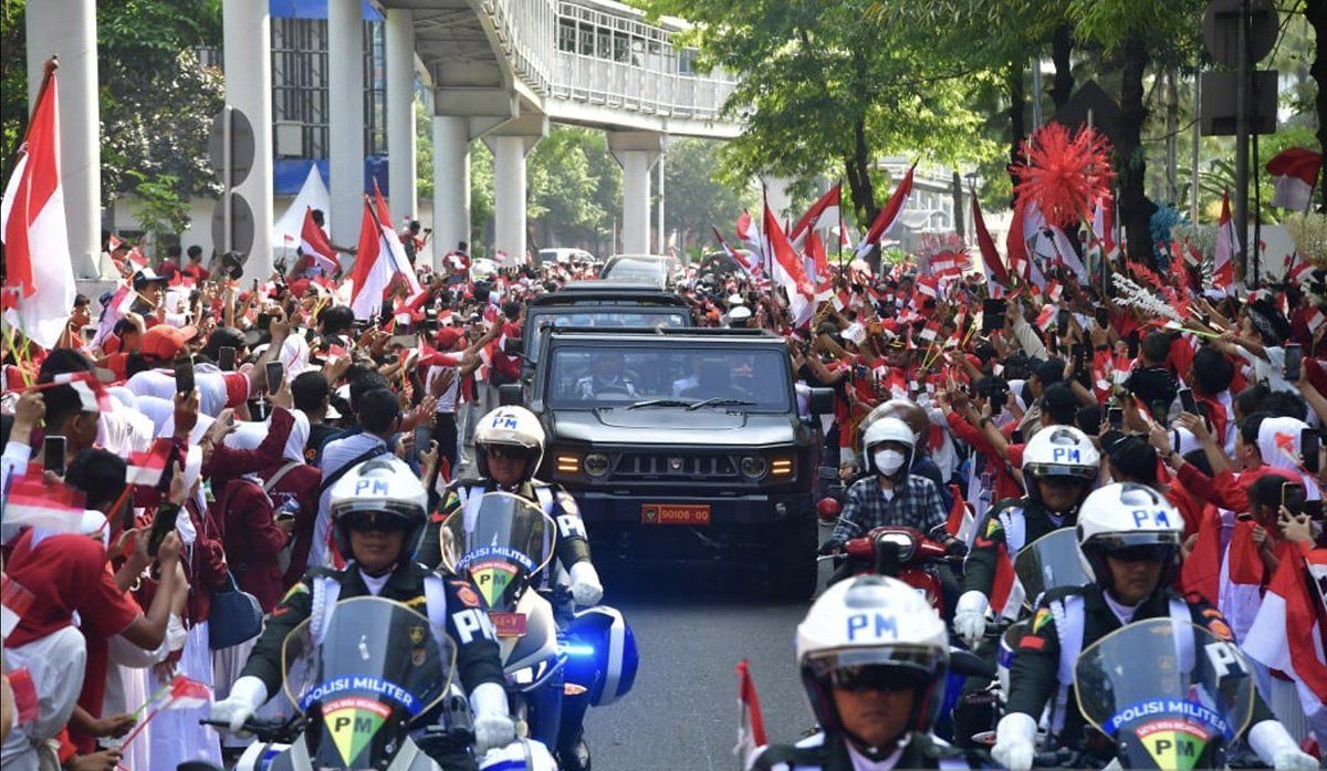 Masyarakat antusias saksikan kirab Merah Putih menuju IKN