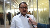 Wakil_Ketua_Komisi_III_DPR_RI__Pangeran_Khairul_Saleh_saat_diwawancarai_Parlementaria_usai_Rapat_Kom20240827154048 Penundaan Uji Kelayakan Hakim Agung: Komisi III Tegaskan Pentingnya Bersikap Teliti