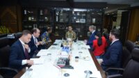 Wakil_Ketua_Komisi_VII_DPR_RI_Edy_Soeparno_saat_menerima_kunjungan_Tim_Ahli_dari_Kongres_dan_Senat_A20240819150445 Kepada Tim Ahli AS, Edy Soeparno Tegaskan RI Terus Kedepankan Energi Hijau