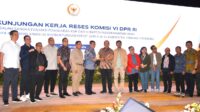 Wakil_Ketua_Komisi_VI_DPR_RI__Mohamad_Hekal_saat_bertukar_cenderamata_usai_kunjungan_kerja_reses_Tim20240805080237 Hekal Apresiasi Kinerja BUMN dalam Periode Kedua Pemerintahan Jokowi