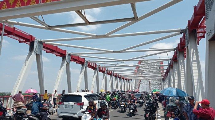 Jembatan Musi VI jadi tempat favorit warga Palembang nonton bidar