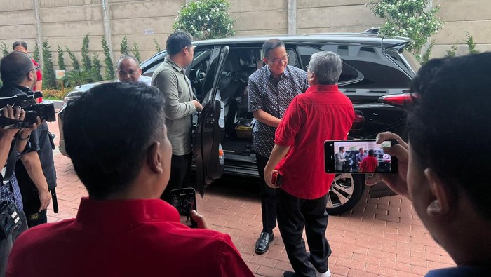 Haus jabatan, Dulu Fitnah PDIP, Kini Anies Tiba Merapat Ke DPD PDIP Cakung, Didampingi Tom Lembong