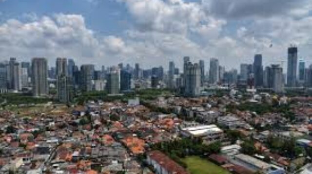 Jakarta Berawan Tebal, Hujan Ringan Incar Tiga Wilayah Sore Ini