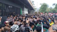 Mahasiswa Demo Saat Sidang Tahunan MPR, Sempat Dorong-dorongan dengan Aparat