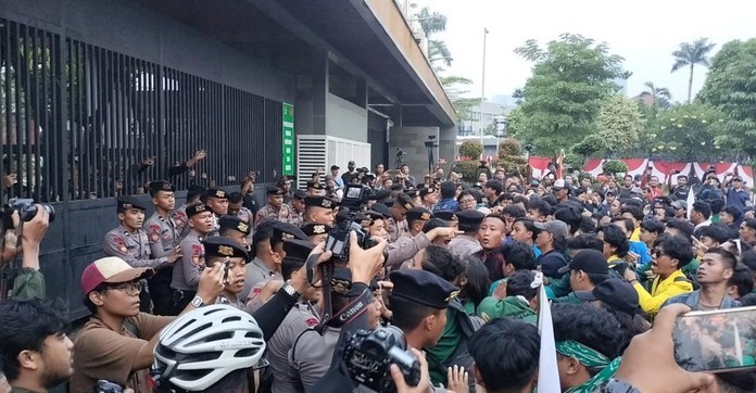 Mahasiswa Demo Saat Sidang Tahunan MPR, Sempat Dorong-dorongan dengan Aparat