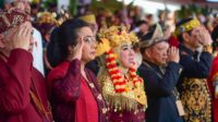menteri-keuangan-sri-mulyani-terharu-bisa-mengikuti-upacara-hut-ke-79-ri-di-ikn-nusantara-kalimantan-timur-foto-biro-sekretari_169 Sri Mulyani Terharu Ikuti Upacara HUT Ke-79 RI di IKN: Pengalaman Baru