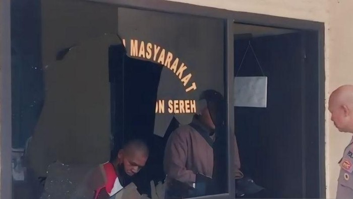 Pospol di Jaktim Dirusak: Kaca-kaca Pecah dan Polisi Hampir Ditikam