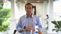 Ini Kata Jokowi soal Pakai Kemeja Biru Muda Khas Prabowo