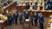 001691300_1727259521-IMG_3648 Menhan Prabowo Pamit dan Mohon Maaf, Komisi I DPR Standing Applause