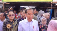 Dampingi Jokowi Blusukan Ke Pasar Dukuh, Pj Gubernur Pastikan harga bahan pokok di Jatim terkendali