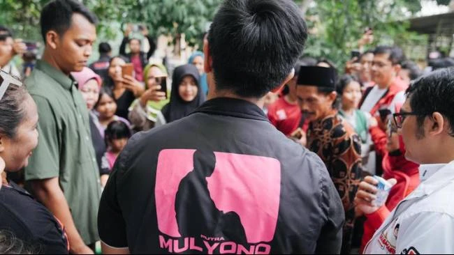 Kaesang Blusukan ke Tangerang Pakai Rompi Bertuliskan 'Putra Mulyono'