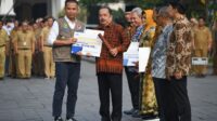Bey Machmudin Serahkan SK Pensiun kepada 180 ASN Purna Tugas