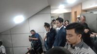 Budi Djiwandono hingga Andre Rosiade di balkon komisi I DPR Prabowo Rapat di DPR, Budi Djiwandono-Andre Rosiade Mantau dari Balkon
