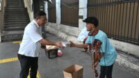 Dewan_Pembina__Inosentius_Samsul__saat_membagikan_sarapan_ke_masyarakat_dalam_rangka_acara_berbagi_k20240906160633 PDO Parlemen Gelar Berbagi Kasih, Bagikan Sarapan ke Masyarakat di Lingkungan Parlemen