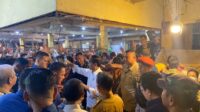 Presiden joko Widodo mengunjungi pedagang yang ada di Pasar Mawar, Kota Pontianak