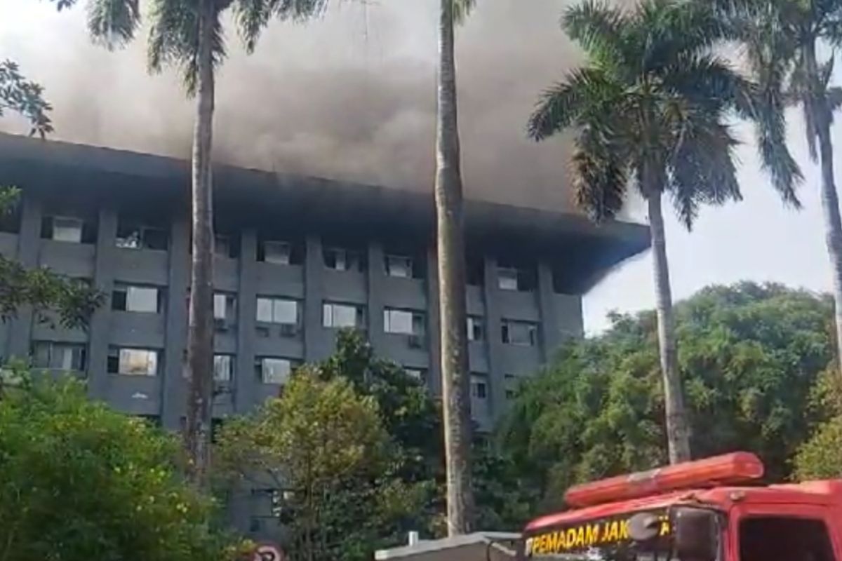 Gulkarmat DKI Jakarta sisir lantai gedung Bakamla RI yang terbakar Untuk Pastikan Korban