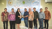 Ketua_BURT_DPR_RI_Agung_Budi_Santoso_saat_bertukar_cenderamata_usai_memimpin_Tim_Kunjungan_Kerja_BUR20240904142111 Lakukan Pengawasan Jamkestama, BURT Kunjungi RS Hermina Manado
