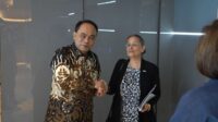 Menteri Komunikasi dan Informatika (Menkominfo), Budi Arie Setiadi (kiri) saat bertemu Dubes AS untuk Indonesia Kamala Shirin Lakhdhir di Kantor Kemenkominfo, Jakarta,