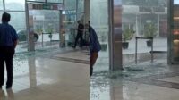 Pintu Mal Botani Square Pecah Terdorong Angin Kencang