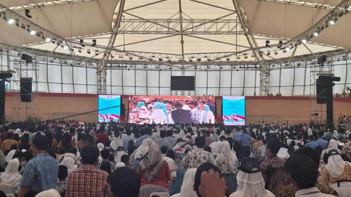 Iriana Jokowi Bagi - bagi Tablet dan Sepeda di Penyuluhan Antinarkoba, Siswa Berebut Maju