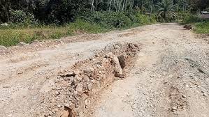 Dana Desa Masuk Milyaran, Jalan Menuju Ibu Kota Kecamatan Dolok Paluta Hingga Saat Ini Masih Rusak Parah