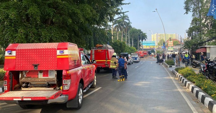 Jalan Depan Gedung Bakamla Ditutup Imbas Kebakaran