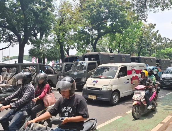 Ada Gladi Resik HUT Ke-79 TNI, Lalin Jl Medan Merdeka Selatan Macet