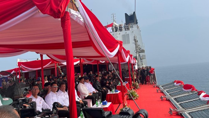 Jokowi dan Prabowo Ikut Menyaksikan Sailing Pass Kapal Perang TNI AL di Atas KRI Radjiman