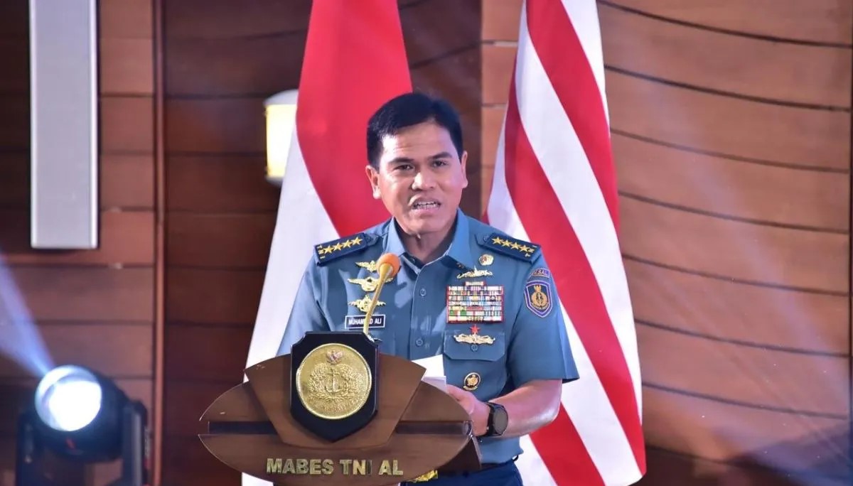 Kepala Staf TNI Angkatan Laut (KSAL) Laksamana TNI Muhammad Ali memberikan sambutan saat membuka acara FGD bertajuk peperangan berbasis teknologi otonom (autonomous warfare) di Markas Besar TNI AL, Cilangkap, Jakarta, Rabu (25/9/2024)