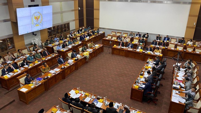 Sugiono Berbahasa Prancis Rapat di DPR Bareng Prabowo, Meutya: Cocok Pak!