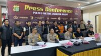 konferensi-pers-kasus-penyiraman-air-keras-di-polres-metro-jakarta-barat-devidetikcom Polsa Metro Tetapkan 3 Orang Jadi Tersangka pelaku Penyiram Air Keras ke Polisi Jakbar, Ini Perannya